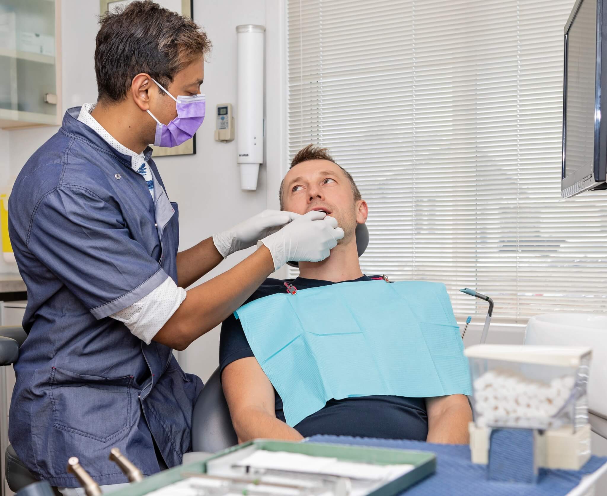 reasons why you should see your dentist every 6 months, dentist and patient